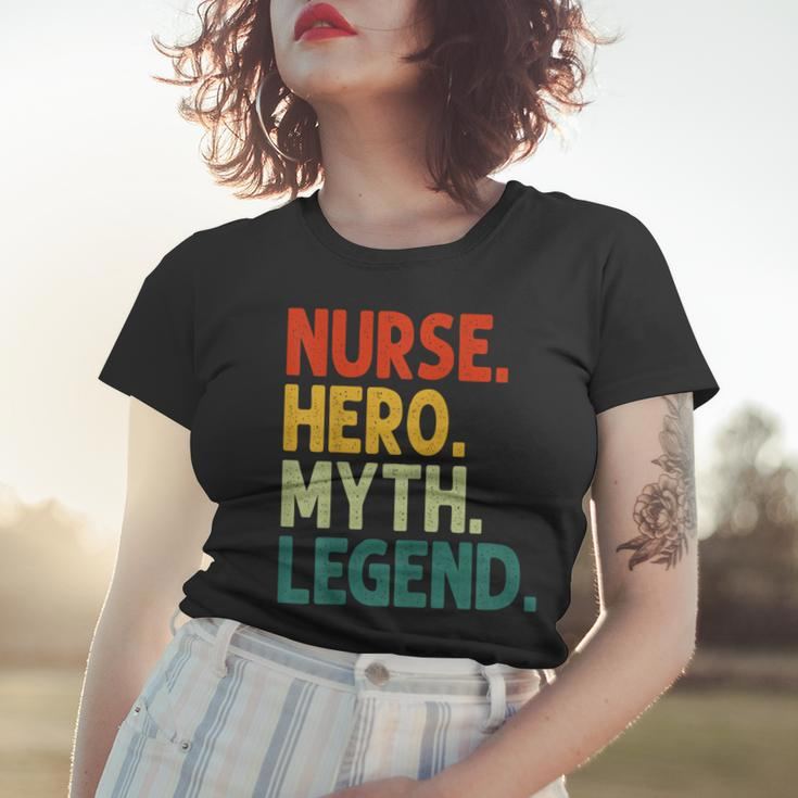 Nurse Hero Myth Legend Retro Vintage Krankenschwester Frauen Tshirt Geschenke für Sie