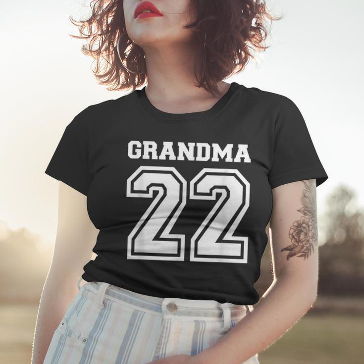 Oma 2022 Schwangerschaft Verkünden V3 Frauen Tshirt Geschenke für Sie