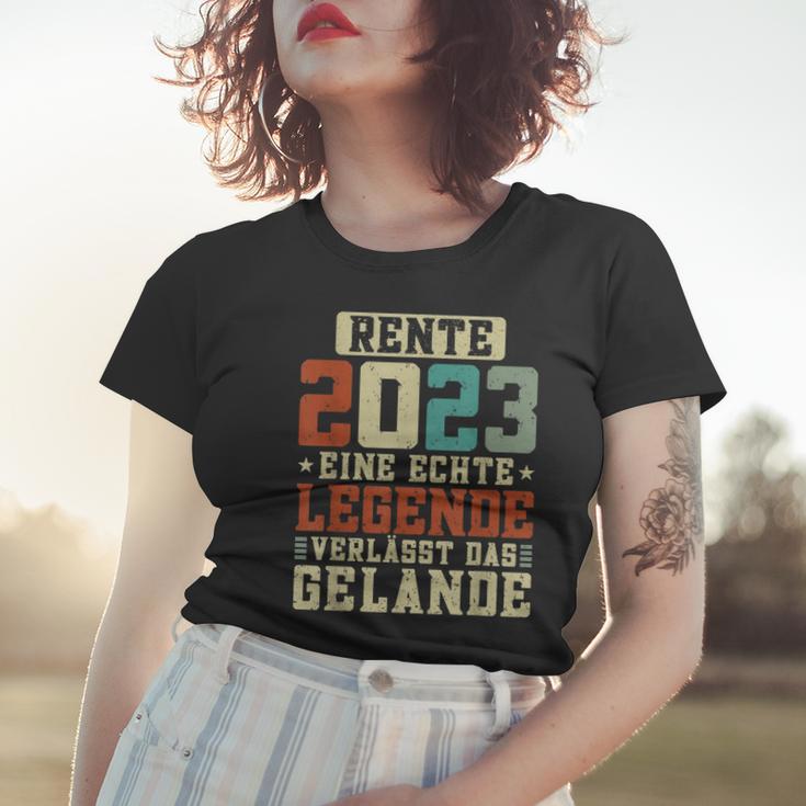 Rente 2023 Eine Echte Legende Verlässt Das Gelände Retro Frauen Tshirt Geschenke für Sie