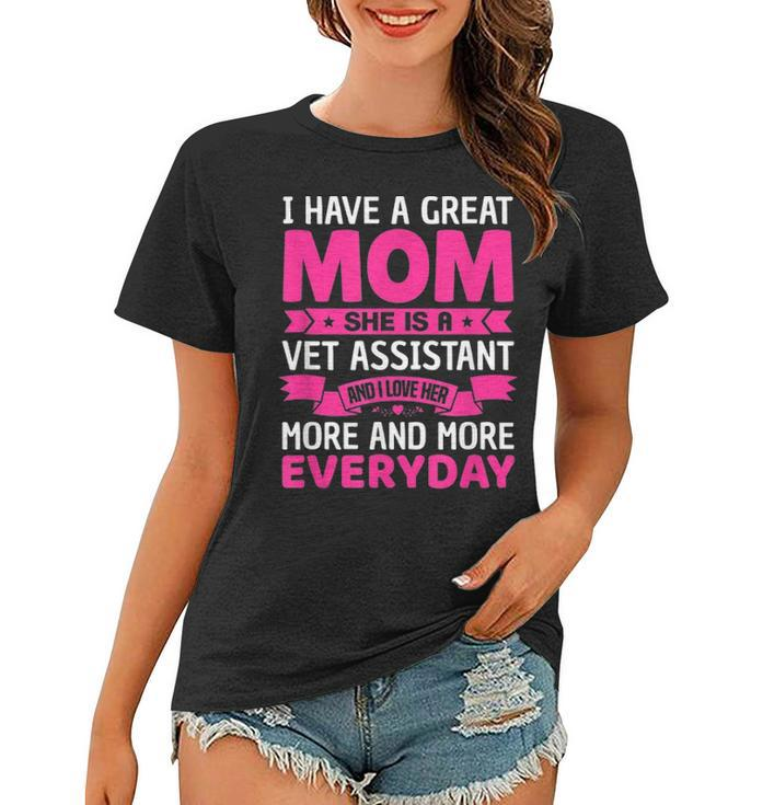 I Have A Great Mom She Is A Vet Assistant Mothers Day Women T-shirt