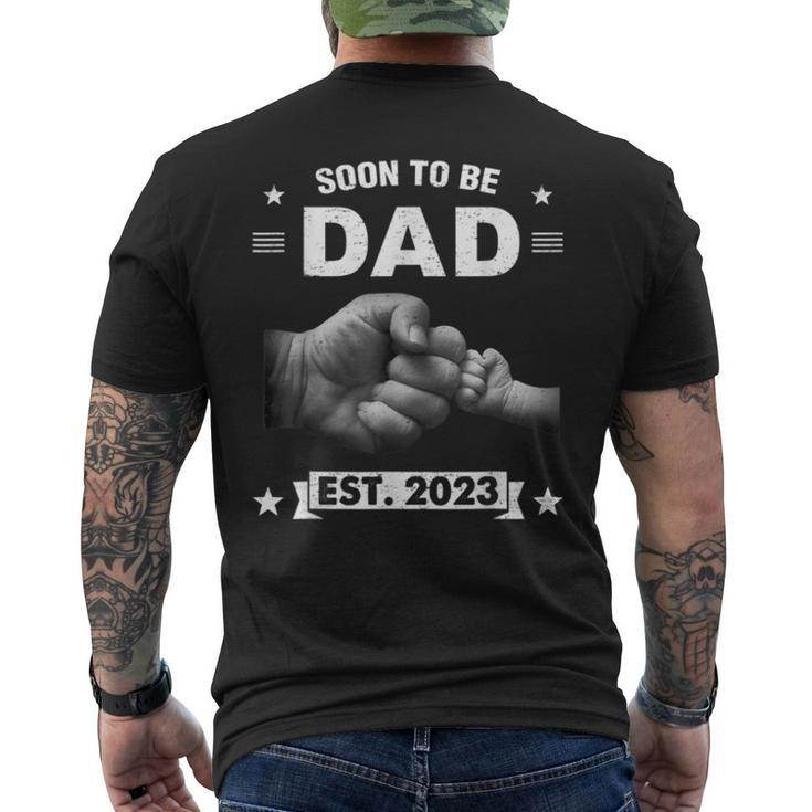 Soon To Be Dad Est 2023 Expect Baby New Dad Christmas Men's Back Print T-shirt