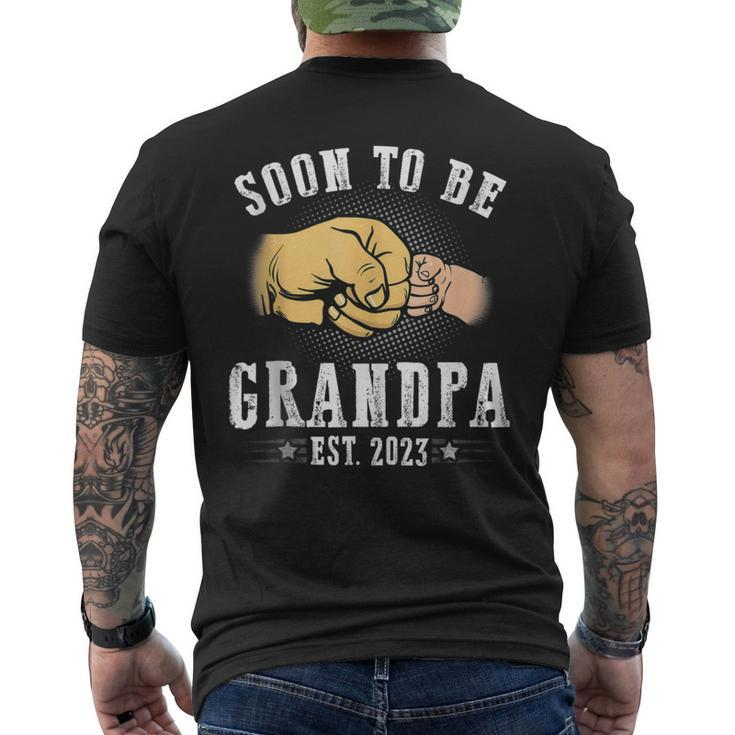 Soon To Be Grandpa Est 2023 First Time New Dad Fathers Day Men's T-shirt Back Print