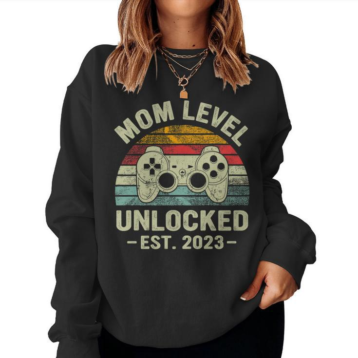 Retro Mom Level Unlocked Est 2023 - Funny New Mom   Women Crewneck Graphic Sweatshirt