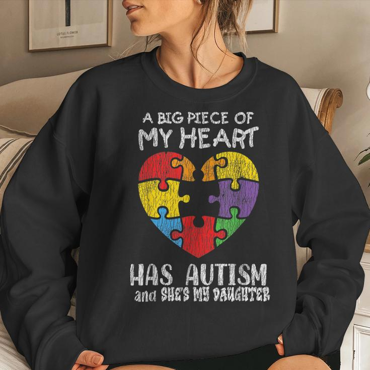 Autism Awareness - Dad Mom Daughter Autistic Kids Awareness Women Crewneck Graphic Sweatshirt Gifts for Her
