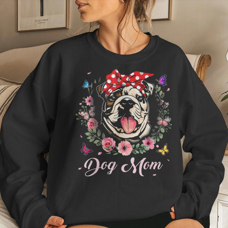 Funny English Bulldog Mom Flowers Graphic Mothers Day Gift Women Crewneck Graphic Sweatshirt Gifts for Her