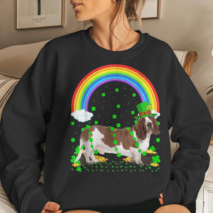 Funny Shamrock Vintage Rainbow Basset Hound St Patricks Day Women Crewneck Graphic Sweatshirt Gifts for Her