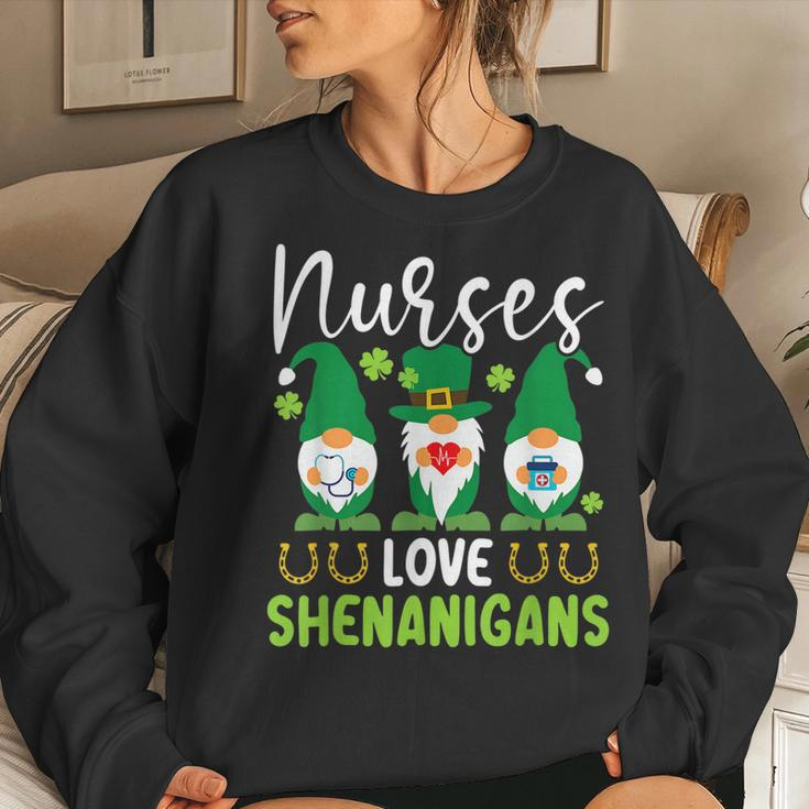 Nurses Love Shenanigans St Patricks Day Irish Pride Women Crewneck Graphic Sweatshirt Gifts for Her