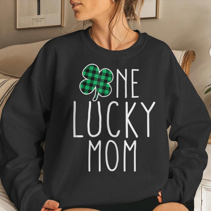 One Lucky Mom Plaid Lucky Mama Funny St Patricks Day Mom Women Crewneck Graphic Sweatshirt Gifts for Her