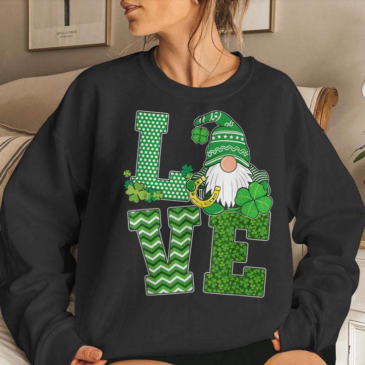 St Patricks Day Love Gnomes Shamrock Horseshoe Irish Gnome Women Crewneck Graphic Sweatshirt Gifts for Her
