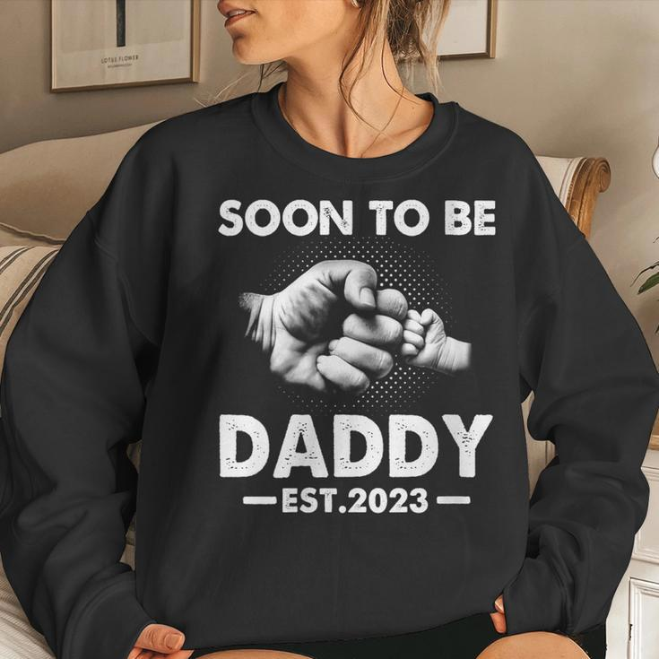 Womens Soon To Be Daddy Est2023 Fathers Day New Dad First Time Dad Women Crewneck Graphic Sweatshirt Gifts for Her