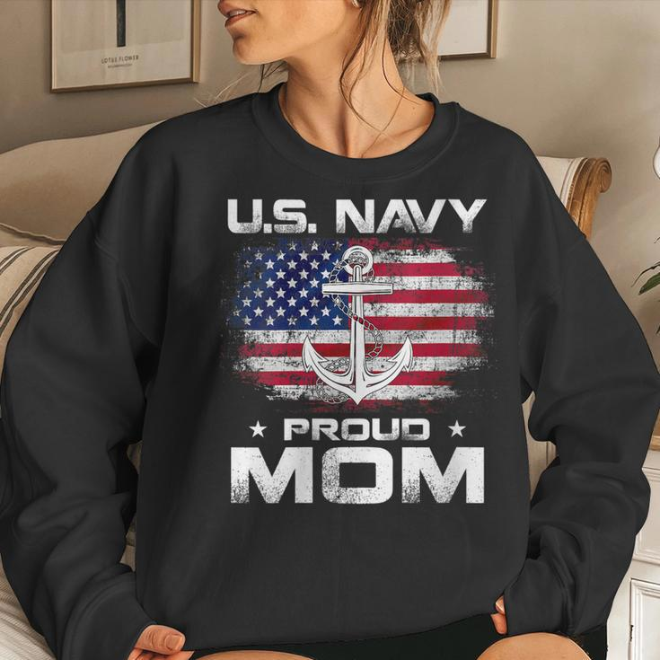 Womens US Navy Proud Mom With American Flag Gift Veteran Day Women Crewneck Graphic Sweatshirt Gifts for Her