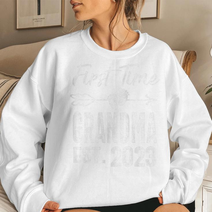 Womens First Time Grandma 2023 Mothers Day Soon To Be Grandma 2023 Women Crewneck Graphic Sweatshirt Gifts for Her
