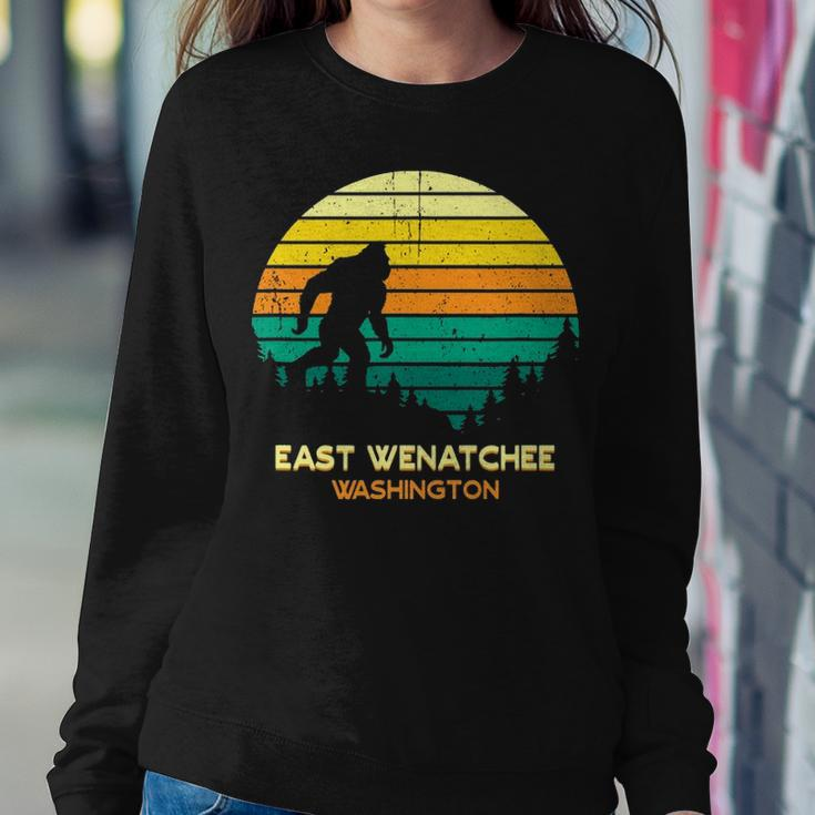 Womens Retro East Wenatchee Washington Big Foot Souvenir Women Crewneck Graphic Sweatshirt Funny Gifts
