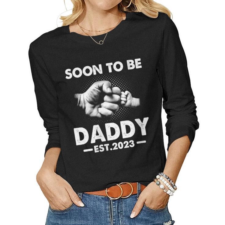 Womens Soon To Be Daddy Est2023 Fathers Day New Dad First Time Dad  Women Graphic Long Sleeve T-shirt