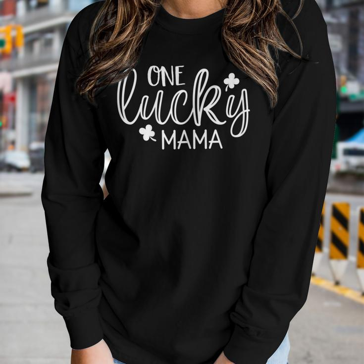 Womens St Patricks Day Shirt For Moms Cute One Lucky Mama Shirt Women Long Sleeve T-shirt Gifts for Her