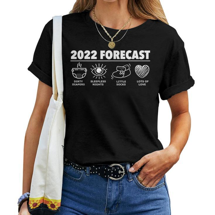 2022 Forecast New Dad Mom Baby Announcement Pregnancy Women T-shirt