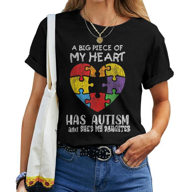 Autism Awareness - Dad Mom Daughter Autistic Kids Awareness Women T-shirt