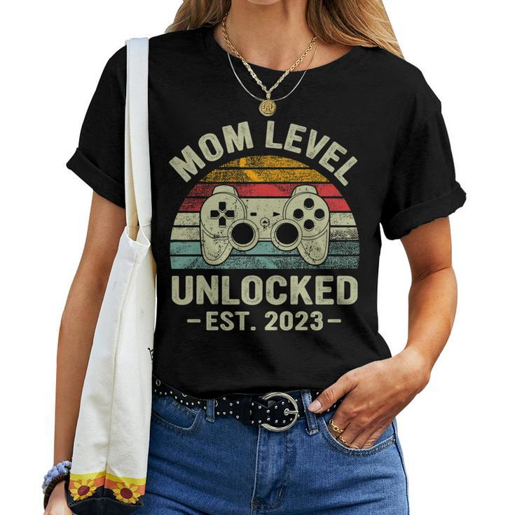 Retro Mom Level Unlocked Est 2023 - Funny New Mom  Women T-shirt