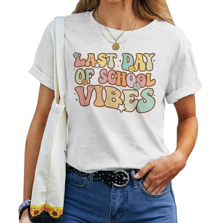 Groovy Last Day Of School Vibes Teacher Student Graduation Women T-shirt
