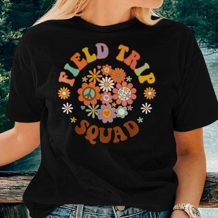 Groovy Field Day Squad School Trip Vibes Teachers Boys Girls Women T-shirt Gifts for Her