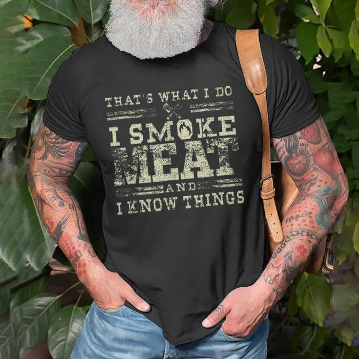 I Smoke Meat And I Know Things Funny Bbq Chef Grill Dad Old Men T-shirt Gifts for Old Men