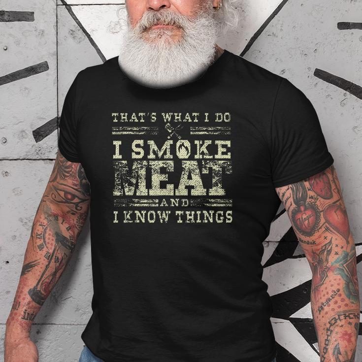 I Smoke Meat And I Know Things Funny Bbq Chef Grill Dad Old Men T-shirt