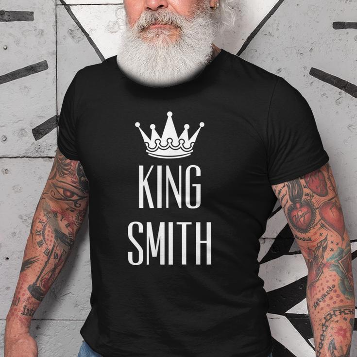 King Smith Surname Last Name Dad Gift Grandpa Old Men T-shirt