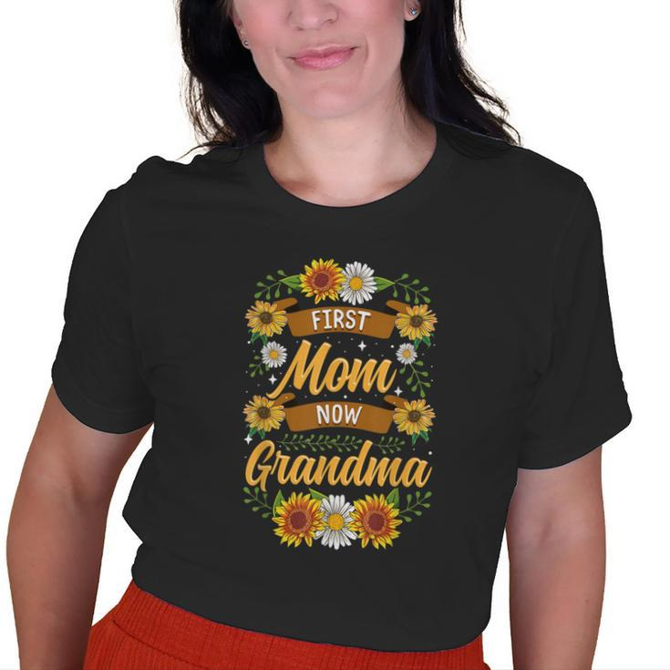 First Mom Now Grandma Cute Sunflower New Grandma Old Women T-shirt