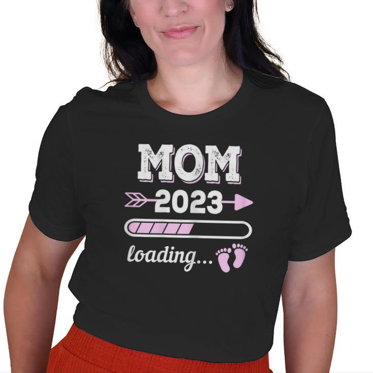 Mom 2023 Expectant Mother 2023 Pregnancy Announcement Old Women T-shirt