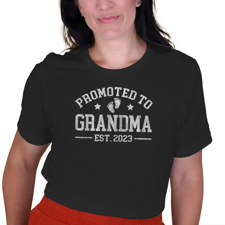 Promoted To Grandma Est 2023 Grandparents Baby Announcement Old Women T-shirt