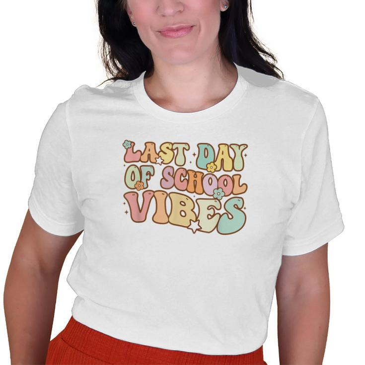 Groovy Last Day Of School Vibes Teacher Student Graduation Old Women T-shirt