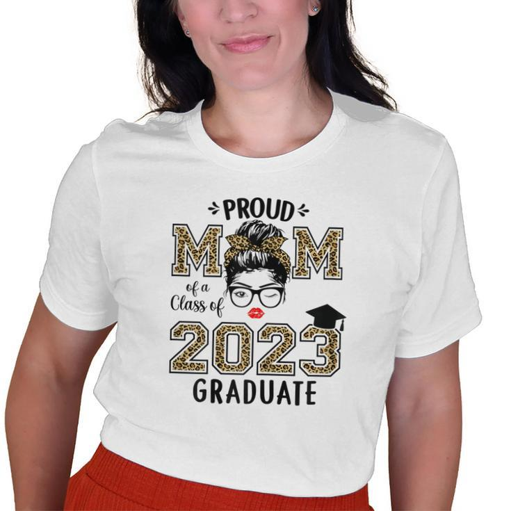 Proud Mom Of A 2023 Graduate Leopard Print Messy Bun Senior Old Women T-shirt