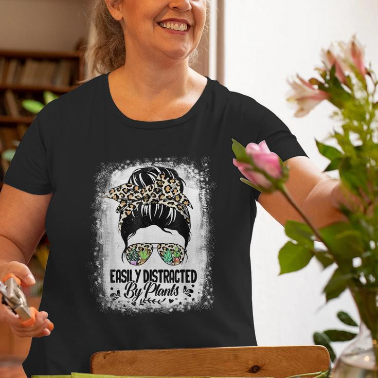 Mom Grandma Kid Easily Distracted By Plants Garden Gardening Old Women T-shirt Gifts for Old Women