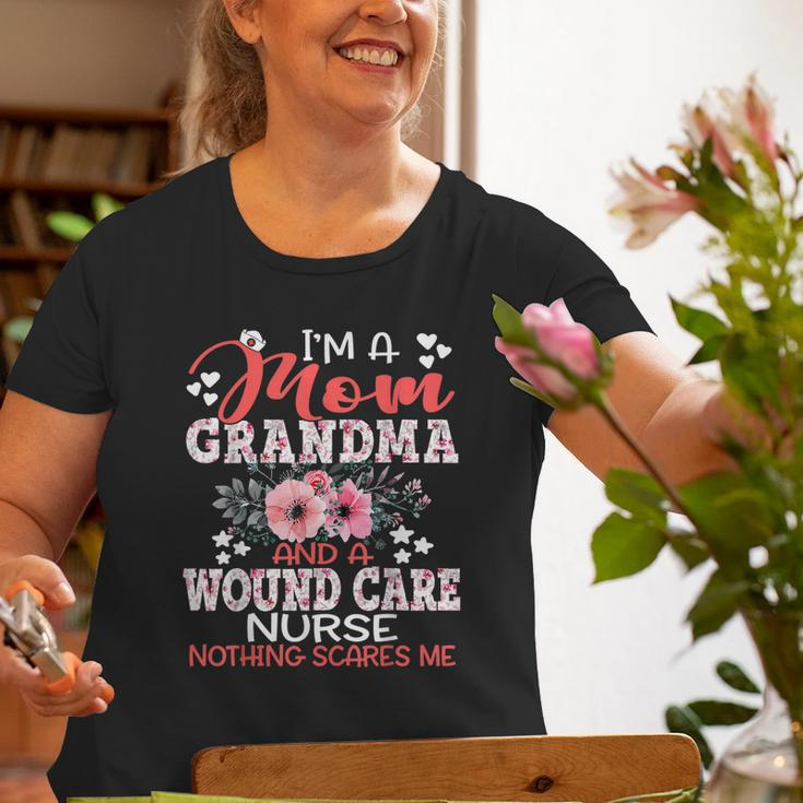 Mom Grandma Wound Care Nurse Nothing Scares Me Old Women T-shirt Gifts for Old Women