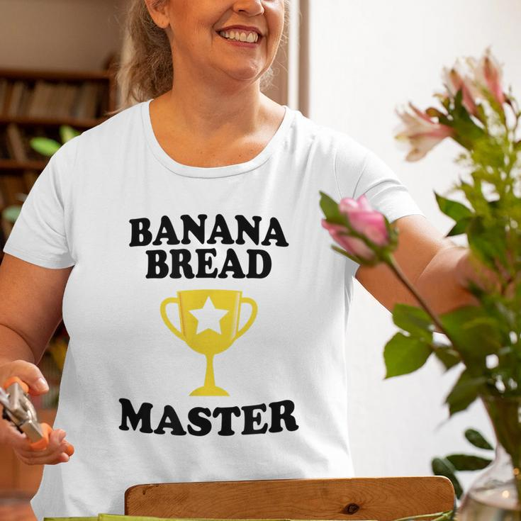 Banana Bread Master Trophy Maker Mom Dad Grandma Old Women T-shirt Gifts for Old Women