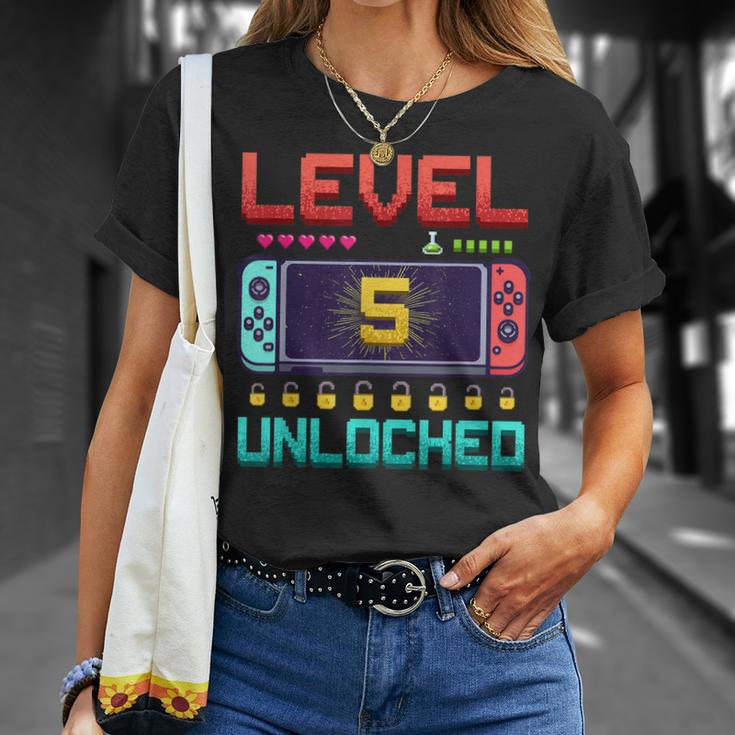 5 Year Old Video Games Gaming Level 5 Birthday Boy T-Shirt Gifts for Her