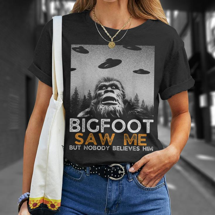 Bigfoot Saw Me And Nobody Believes Him Funny Bigfoot Selfie Unisex T-Shirt Gifts for Her
