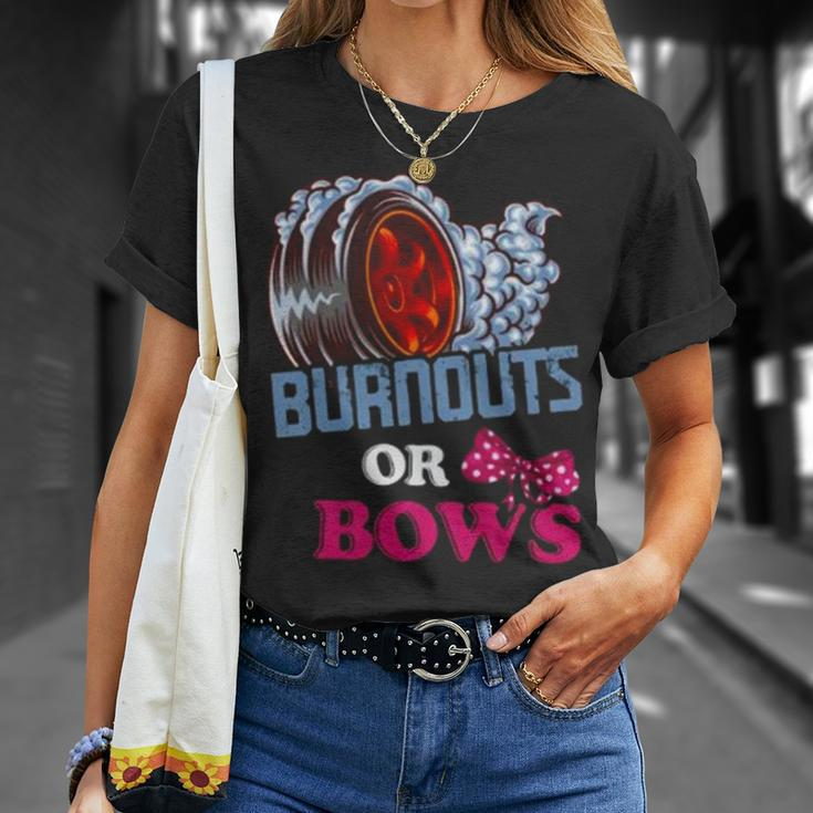 Burnouts Or Bows Gender Reveal – Dad Mom Witty Party Unisex T-Shirt Gifts for Her
