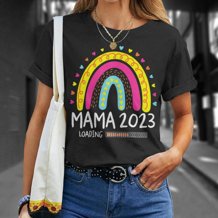Damen Mama 2023 Loading Regenbogen Herz Werdende Mutter Mutti T-Shirt Geschenke für Sie