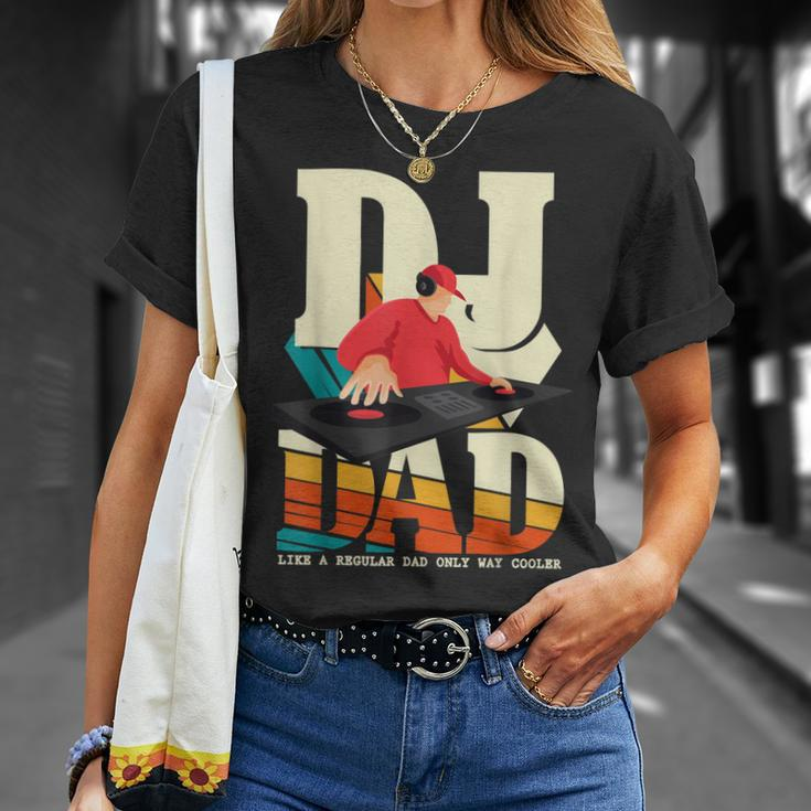 Mens Dj Dad Vintage Beat Disc Jockey Fathers Day Mens T-Shirt Gifts for Her