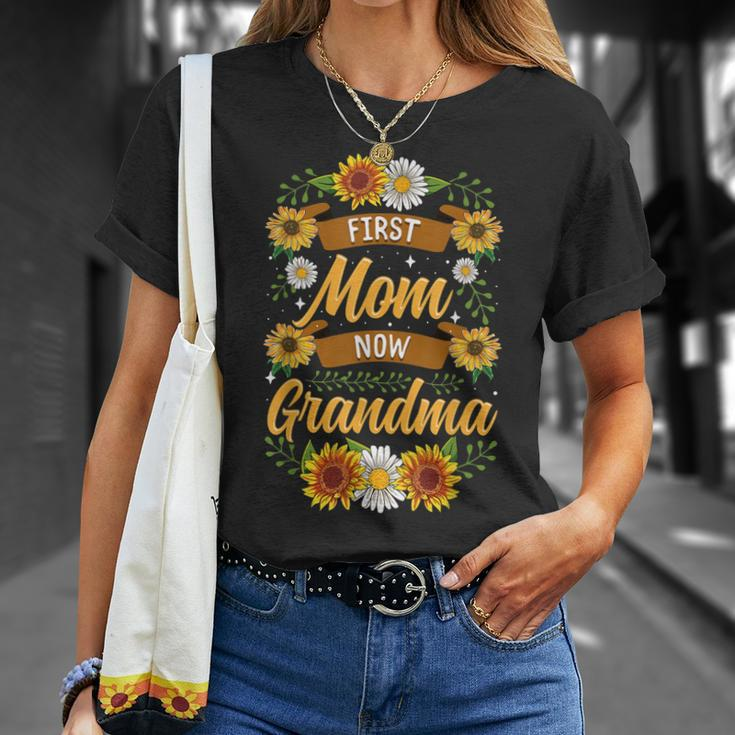 First Mom Now Grandma Cute Sunflower Gifts New Grandma Unisex T-Shirt Gifts for Her