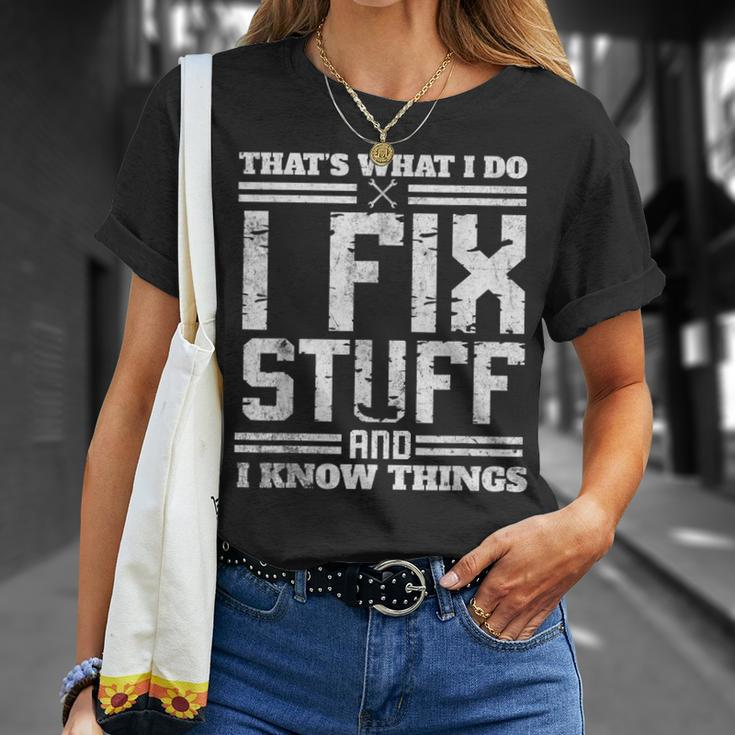 I Fix Stuff And I Know Things Thats What I Do Funny Saying Unisex T-Shirt Gifts for Her