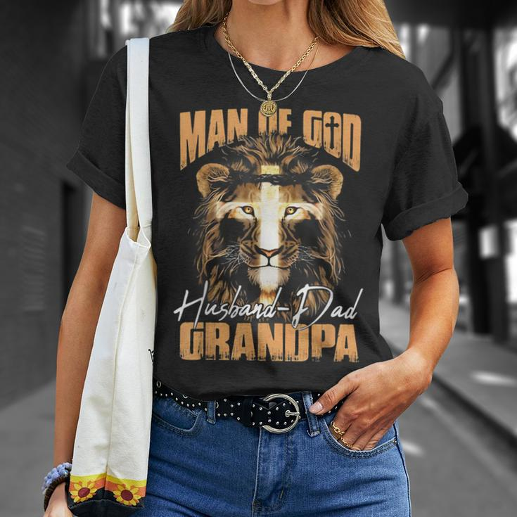 Man Of God Lion Husband Dad Grandpa Christian Fathers Day T-Shirt Gifts for Her