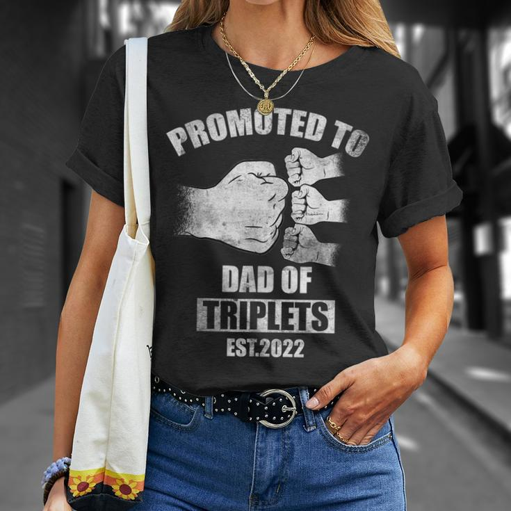 Mens Vintage Promoted To Dad Of Triplets Est 2022 T-Shirt Gifts for Her