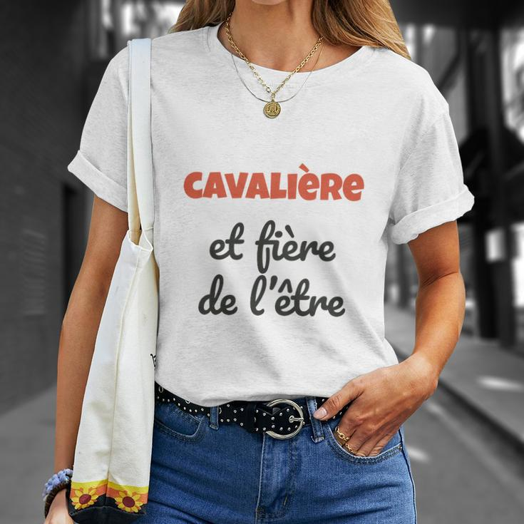 Weißes T-Shirt CAVALIÈRE et fière de l'être für Reitsportfans Geschenke für Sie