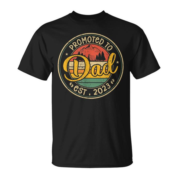 Promoted To Dad Est 2023 Retro New Dad First Dad T-Shirt