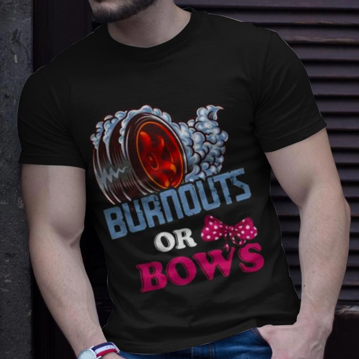 Burnouts Or Bows Gender Reveal – Dad Mom Witty Party Unisex T-Shirt Gifts for Him