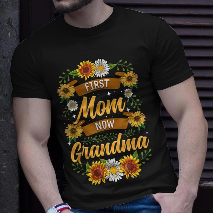 First Mom Now Grandma Cute Sunflower Gifts New Grandma Unisex T-Shirt Gifts for Him