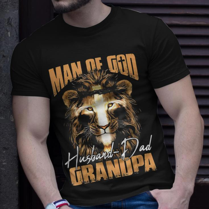 Man Of God Lion Husband Dad Grandpa Christian Fathers Day T-Shirt Gifts for Him