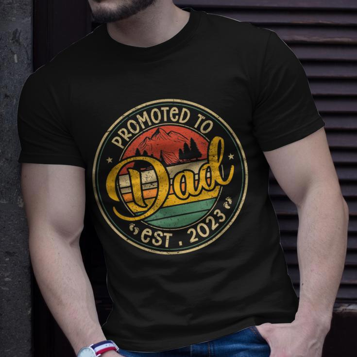 Promoted To Dad Est 2023 Retro New Dad First Dad T-Shirt Gifts for Him